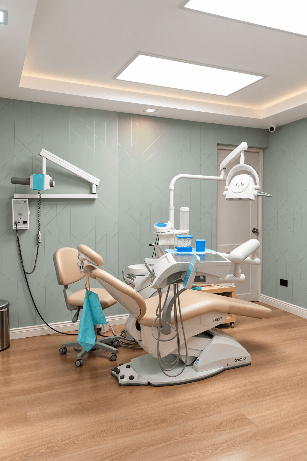Vista general de un consultorio de PAUDENT con unidad dental beige y lámpara.
